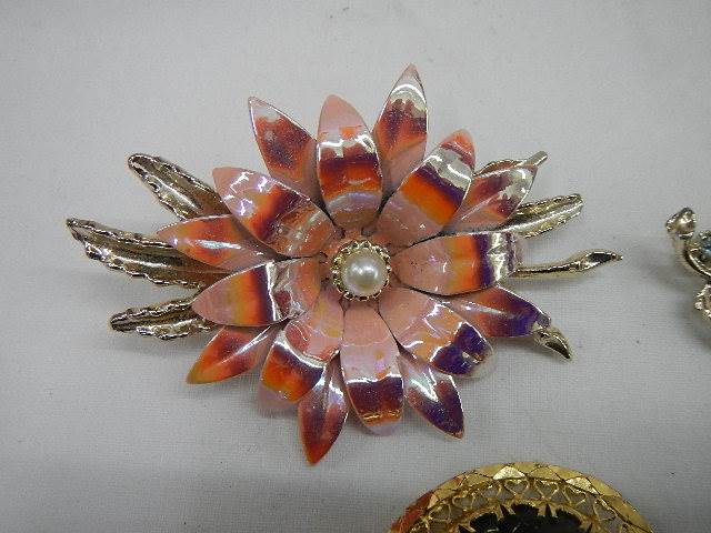 A good lot of ten vintage brooches all in good condition. - Image 8 of 10