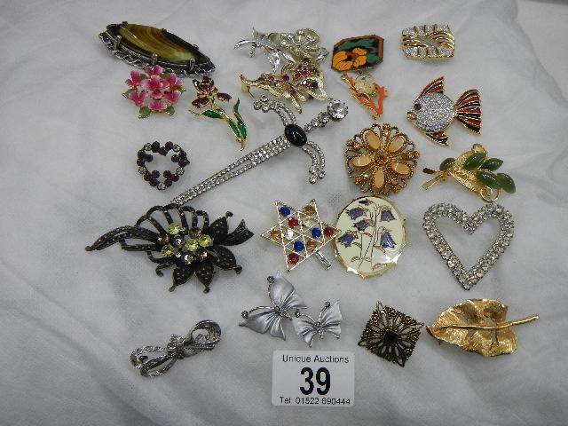 A good lot of vintage brooches.