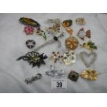 A good lot of vintage brooches.