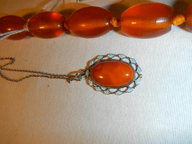 An amber necklace with 9ct gold clasp (approximately 50cm long) and and amber and enamel pendant in - Image 2 of 4