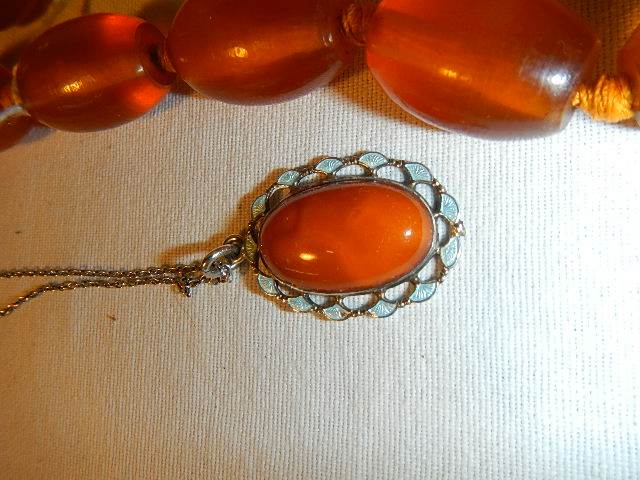 An amber necklace with 9ct gold clasp (approximately 50cm long) and and amber and enamel pendant in - Image 4 of 4