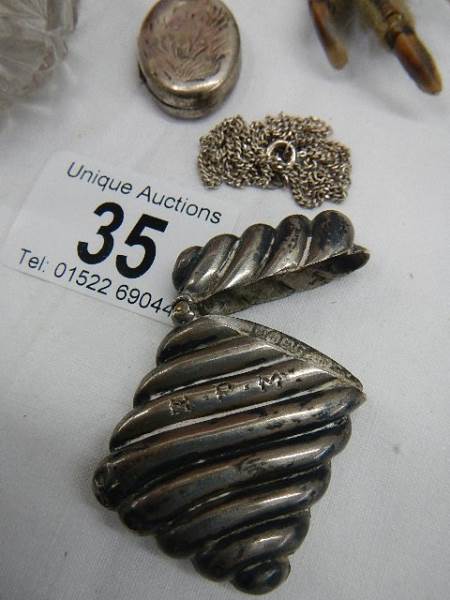 A mixed lot of silver items including silver vesta, silver topped jar, silver claw brooch etc. - Image 4 of 5