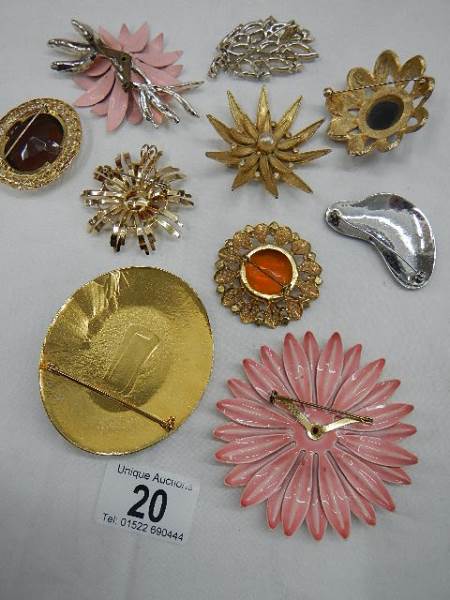 A good lot of ten vintage brooches all in good condition. - Image 9 of 10