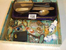 A mixed lot of assorted jewellery etc.