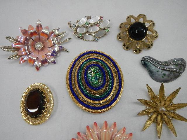 A good lot of ten vintage brooches all in good condition. - Image 2 of 10
