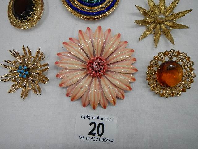 A good lot of ten vintage brooches all in good condition. - Image 3 of 10