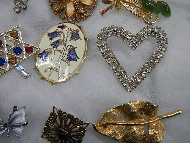 A good lot of vintage brooches. - Image 3 of 8