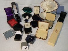 18 assorted ring and jewellery boxes.