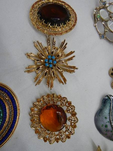 A good lot of ten vintage brooches all in good condition. - Image 6 of 10