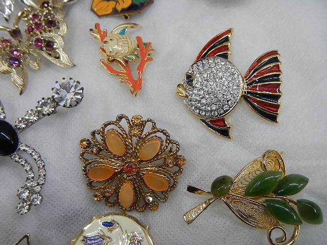 A good lot of vintage brooches. - Image 4 of 8