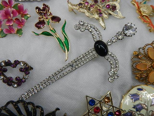 A good lot of vintage brooches. - Image 8 of 8