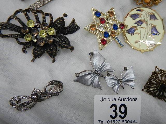 A good lot of vintage brooches. - Image 2 of 8