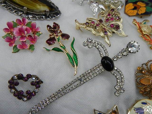 A good lot of vintage brooches. - Image 5 of 8