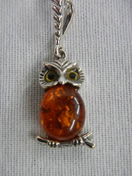 A silver owl set with amber coloured stone on a silver chain, marked 925. - Image 2 of 3