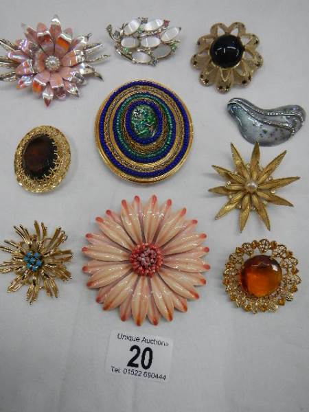 A good lot of ten vintage brooches all in good condition.