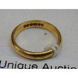 A 22 ct gold wedding ring, 4 grams.