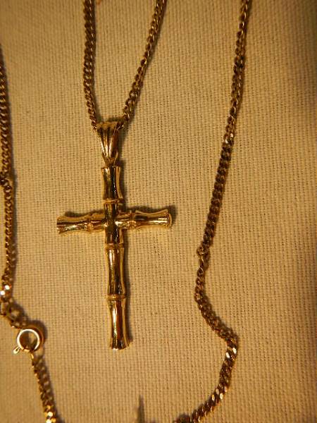 A 9ct gold cross in a bamboo design with 9ct gold chain (length approximately 51 cm), weight 7. - Image 3 of 3
