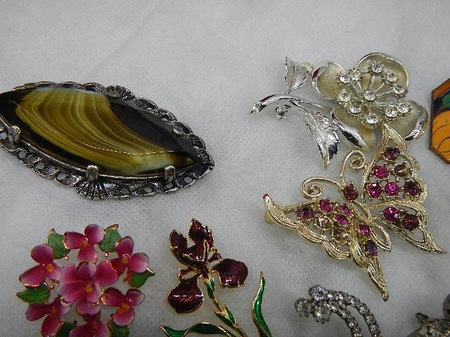 A good lot of vintage brooches. - Image 6 of 8