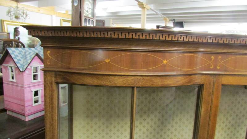 An Edwardian mahogany inlaid display cabinet. - Image 3 of 4