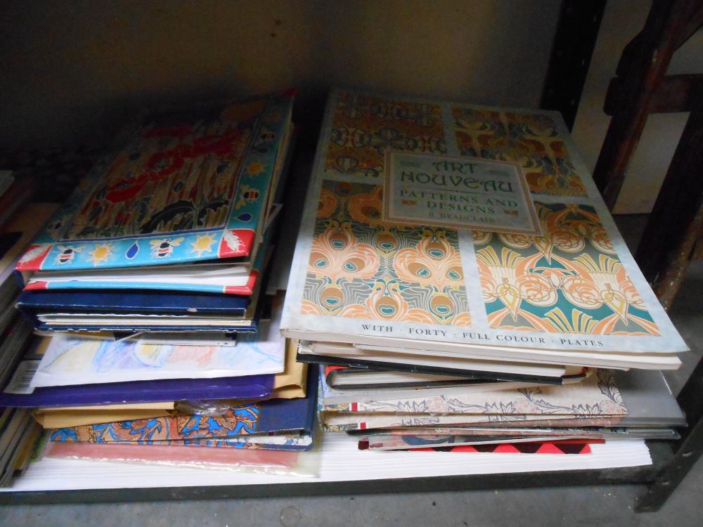 2 shelves of assorted craft books, mainly quilt making, silk painting, embroidiery etc. - Image 5 of 5