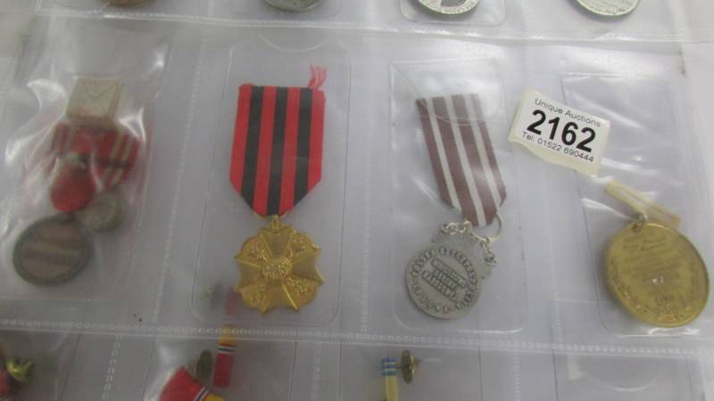 Approximately 20 military and other medals with ribbons, (mainly restrikes). - Image 5 of 7