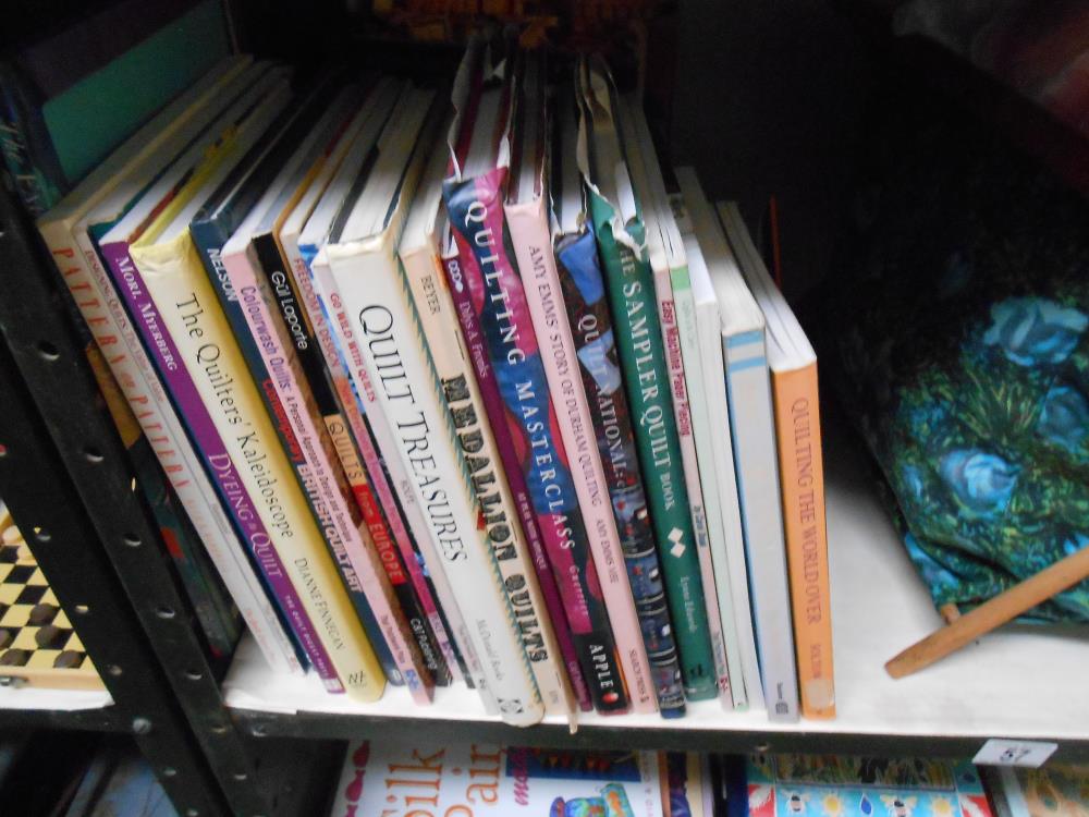 2 shelves of assorted craft books, mainly quilt making, silk painting, embroidiery etc. - Image 2 of 5