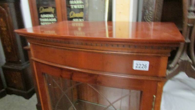 A modern mahogany display cabinet. - Image 3 of 3