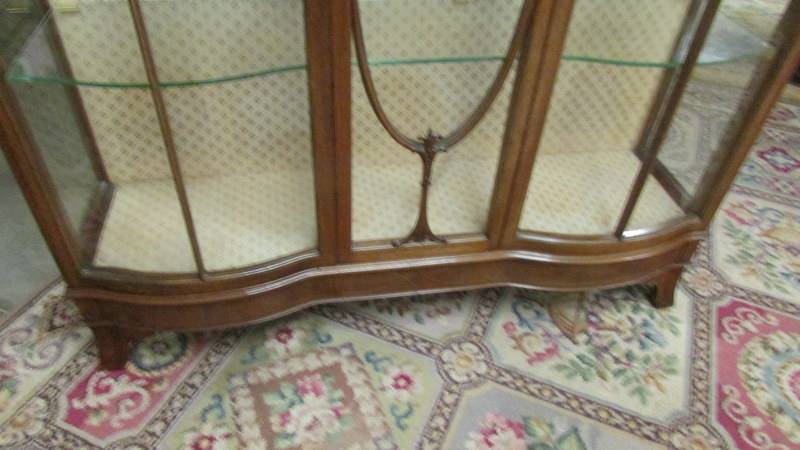 An Edwardian mahogany inlaid display cabinet. - Image 4 of 4