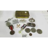 A WW1 1914 tin containing various items.