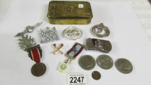 A WW1 1914 tin containing various items.