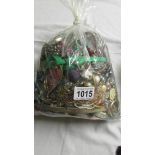 A bag of approximately 3 kg of assorted costume jewellery.