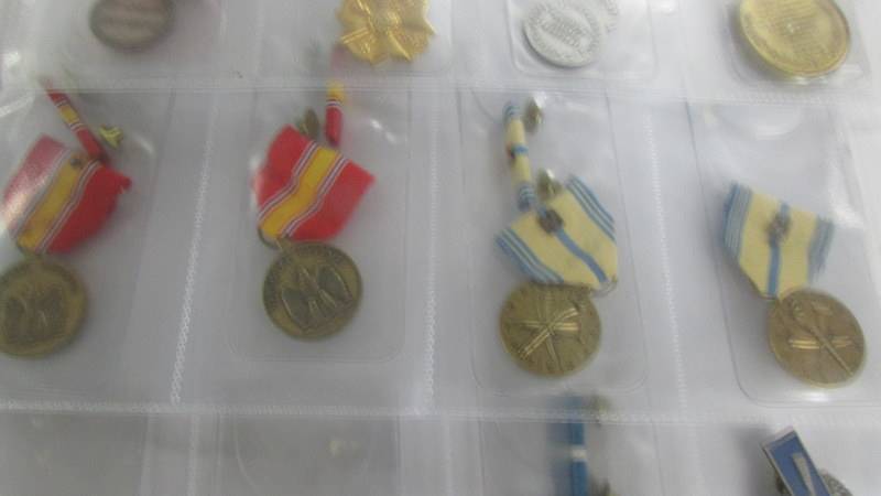 Approximately 20 military and other medals with ribbons, (mainly restrikes). - Image 6 of 7