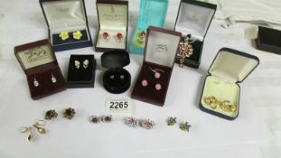 A mixed lot of earrings including clip on and a pendant.