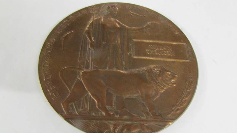 A WW1 memorial plaque for William Thomson. - Image 2 of 2