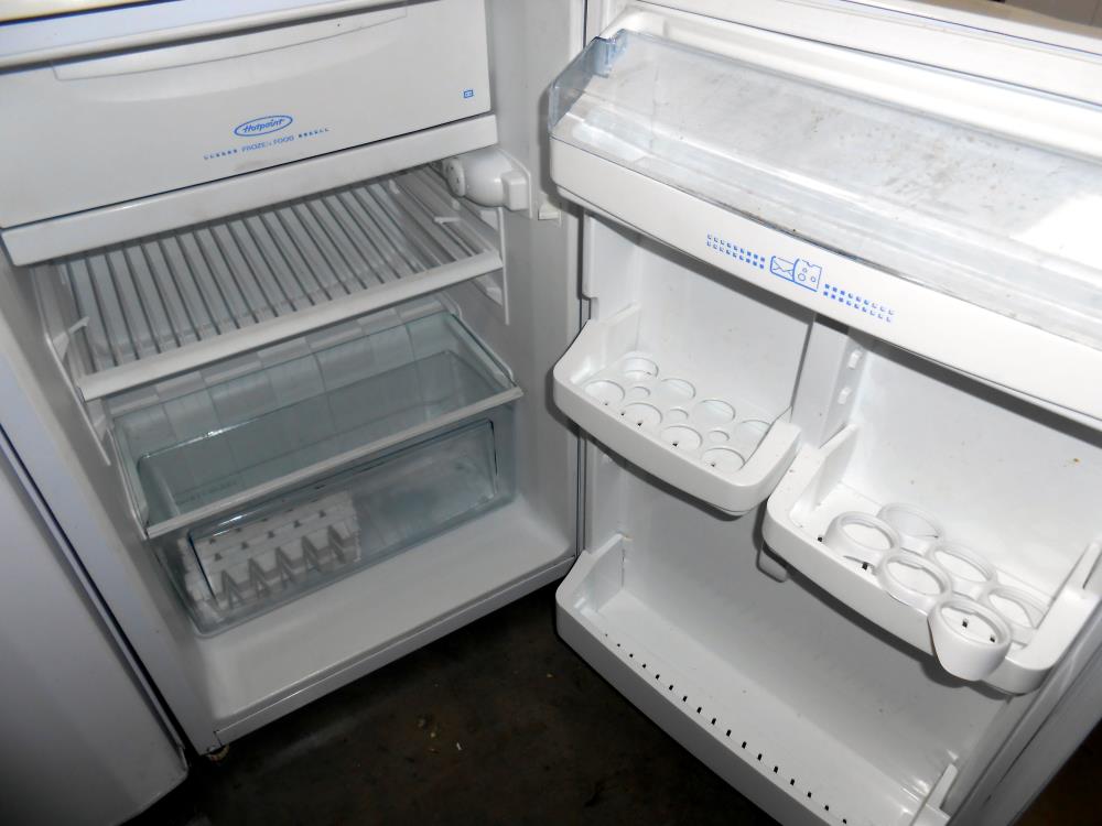 A Hotpoint RSB 20 fridge - Image 2 of 2