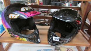 2 crash helmets.