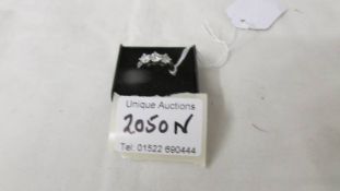 A three stone 18ct gold diamond ring (1 ct in total), size L.