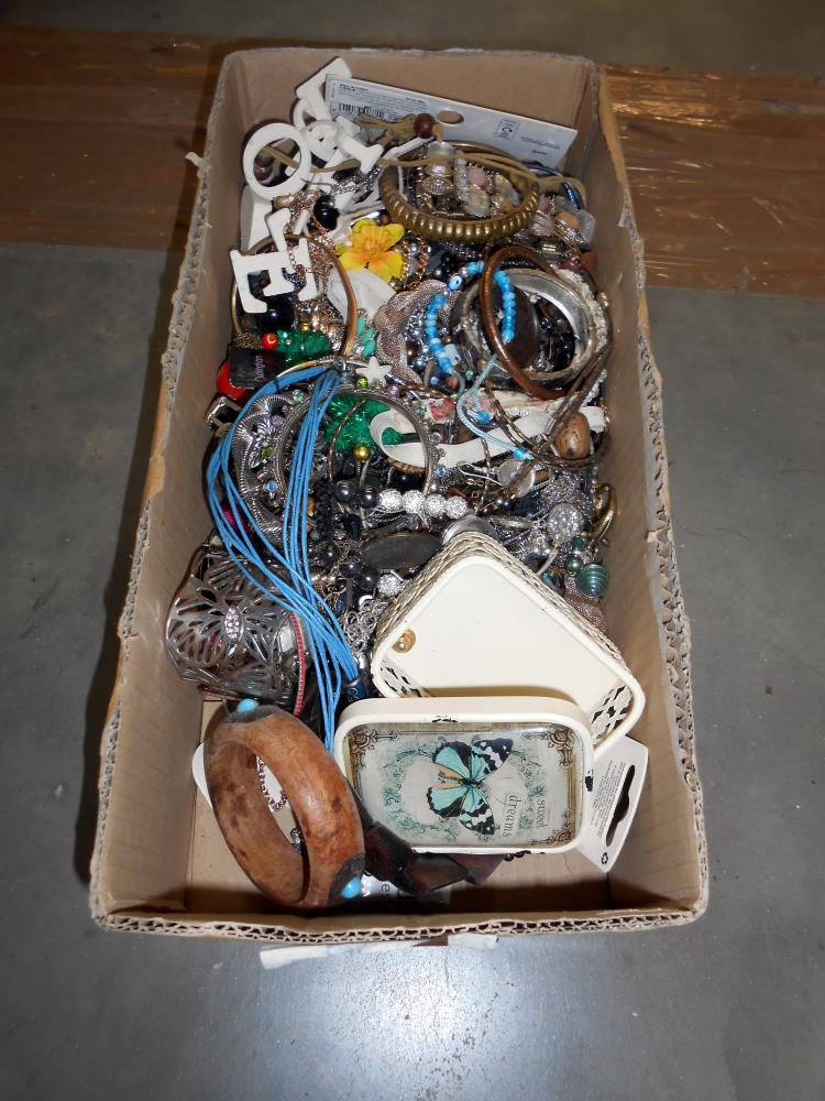 A box of costume jewellery (unsorted) - Image 2 of 2