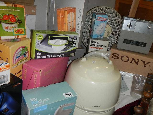 A mixed lot of kitchen and household items. - Image 2 of 2