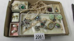 A tray of good costume jewellery, brooches etc., including Scottish, butterfly etc.