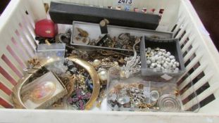 A mixed lot of costume jewellery.