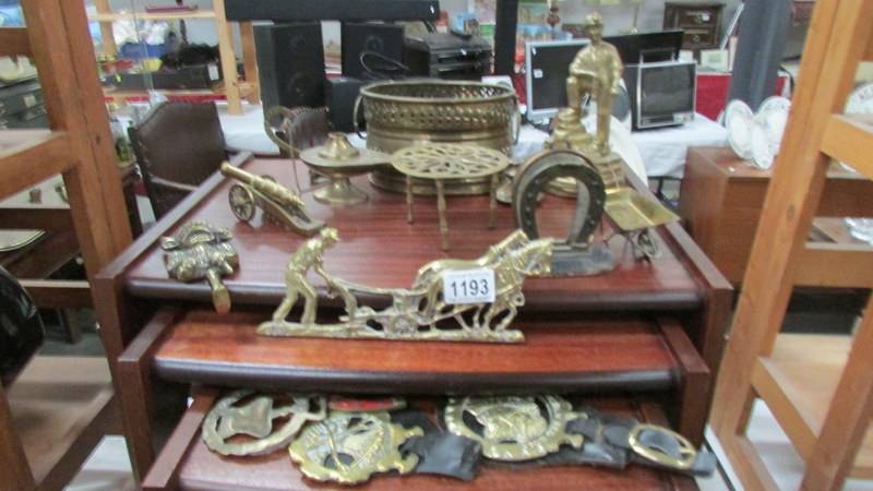 A mixed lot of brassware including horse brasses.