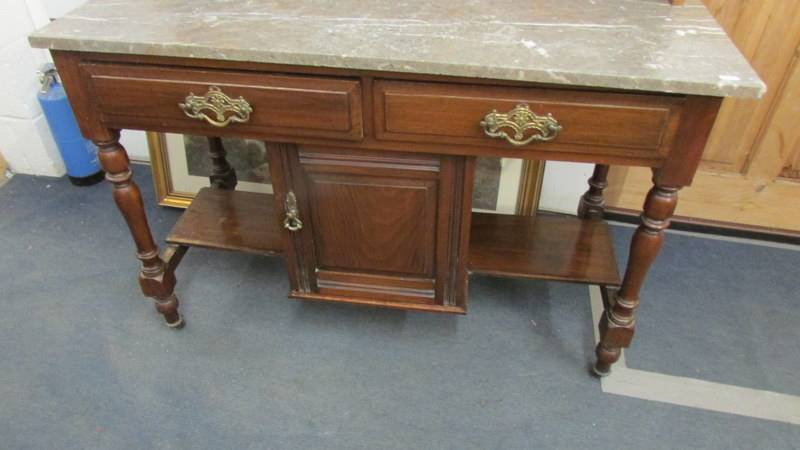 An Edwardian marble top wash stand with central cupboard and 2 drawers. - Image 2 of 3