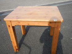 A good solid pine dining table 70 x 90 x 78 cm