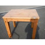 A good solid pine dining table 70 x 90 x 78 cm