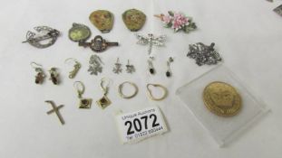 A mixed lot of brooches and earrings.