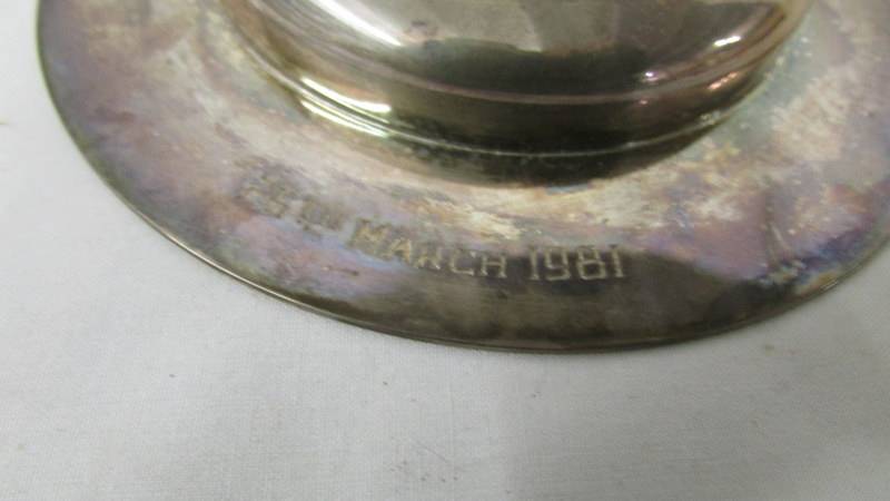 A hall marked Comyns of London silver dish, 12 cm diameter, 116 grams. - Image 3 of 4