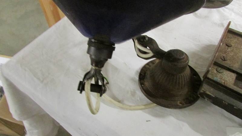 A vintage 'Dugdills Patent' Industrial machinists angle poise lamp. - Image 3 of 3