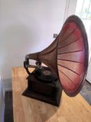 An original early 20th century horn gramaphone with original horn, in very good condition.