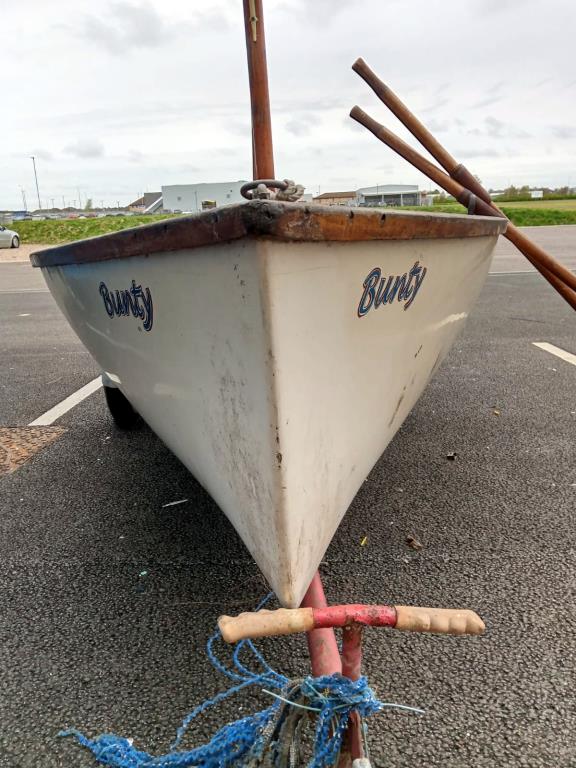 A dingy with no sails, - Image 6 of 8